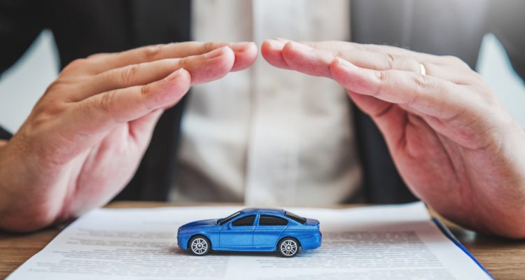 Assurance auto tous risques ou au tiers : quel choix pour un budget limité ?