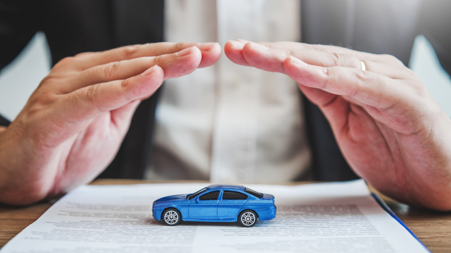 Assurance auto tous risques ou au tiers : quel choix pour un budget limité ?
